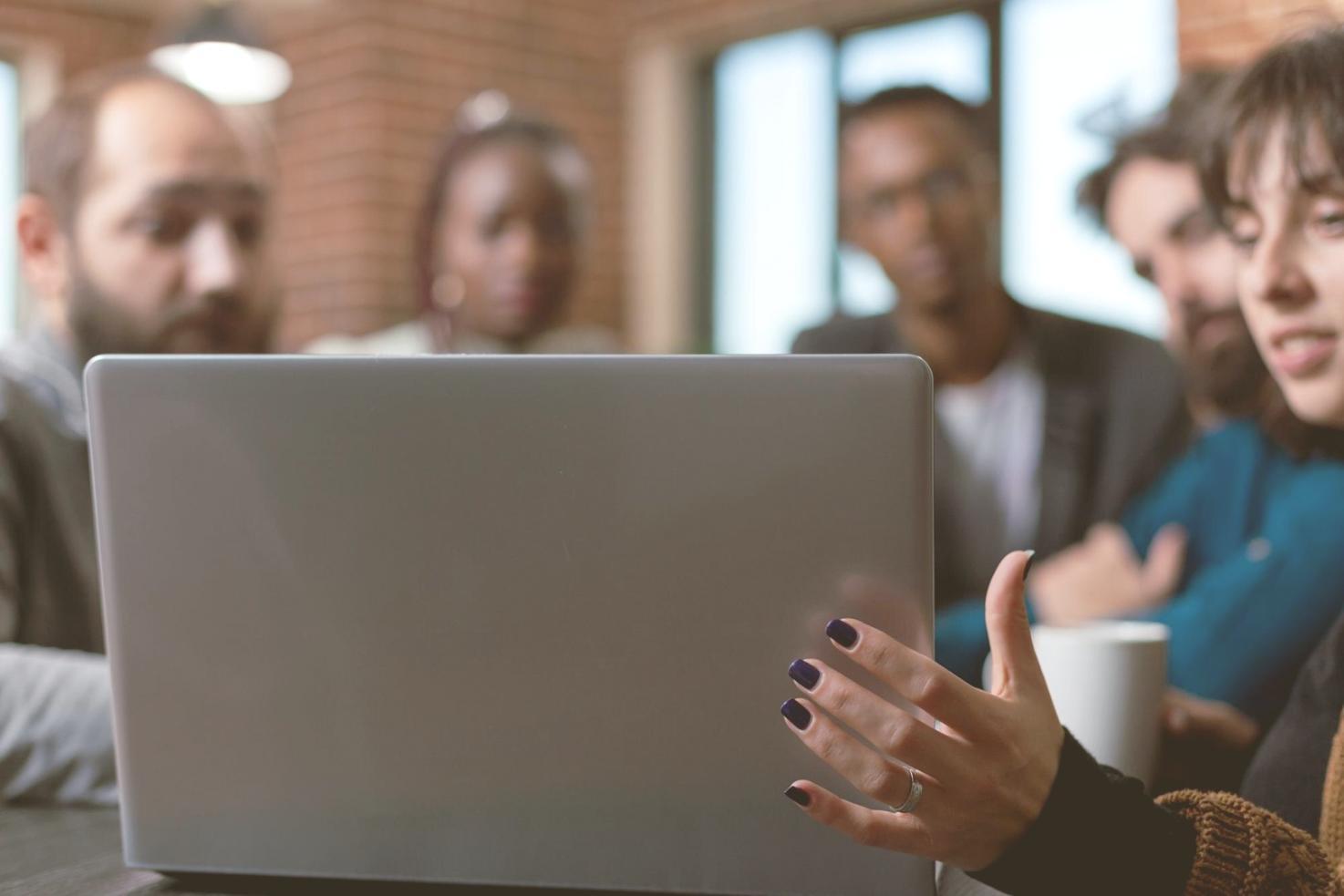 Séance de formation en analyse financière avec équipe d'entreprise