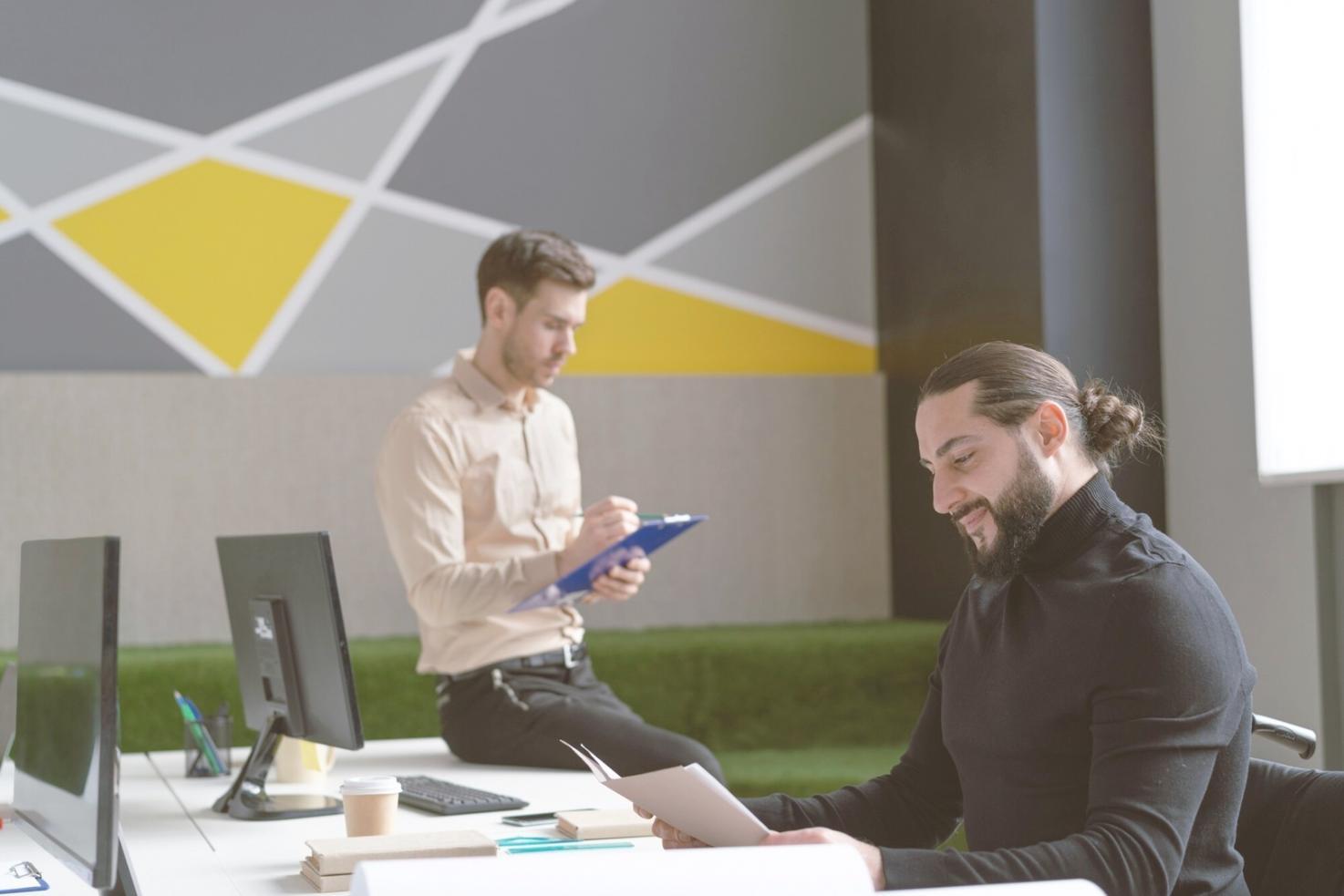 Équipe de consultants venqirozala travaillant sur une analyse financière collaborative